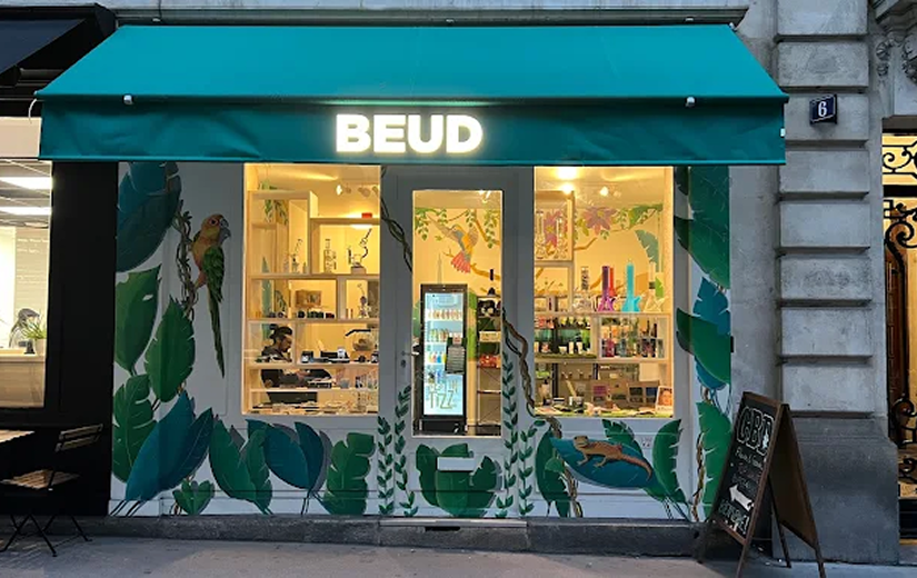 Boutique CBD Beud avec vitrine éclairée présentant des produits bien-être au chanvre