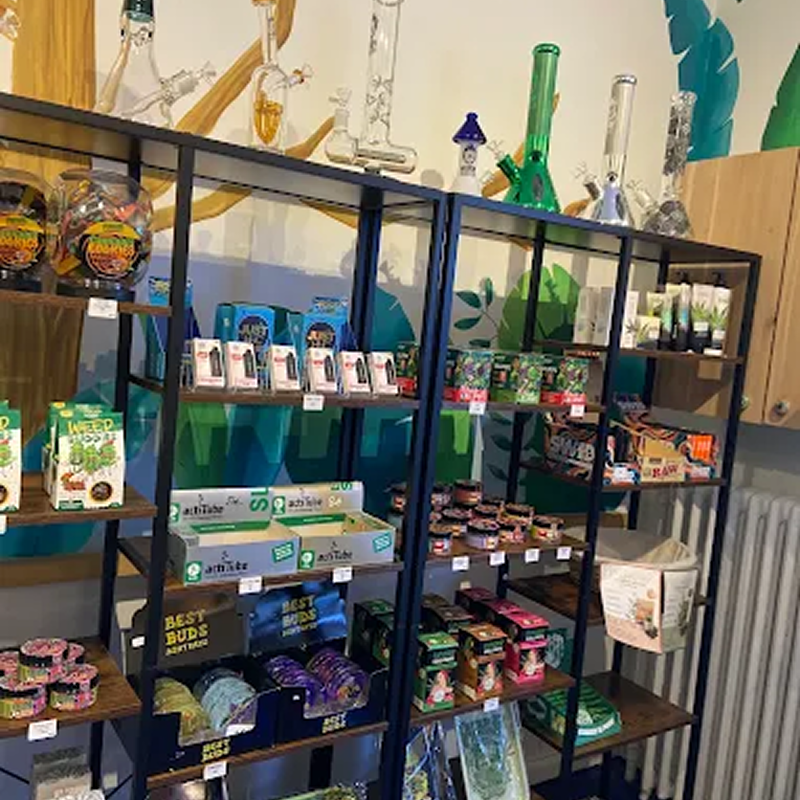 Intérieur d’une boutique CBD à Paris avec étagères de produits CBD, fleurs, huiles et accessoires